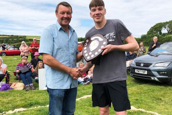 Robin Murray presents Matty Hodgson winner of All weights